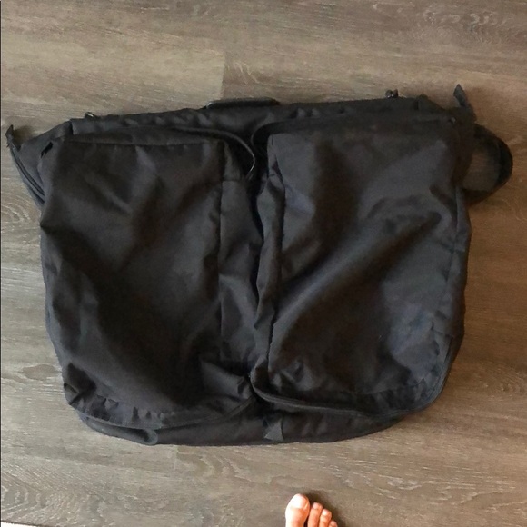 Under Armour Suit and duffle travel bag - Picture 2 of 3